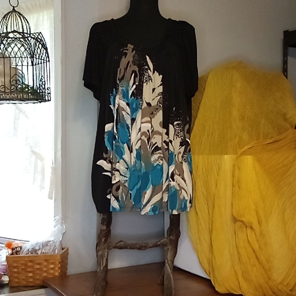 Women's Floral Pattern On Black Background Top With Pleated Scoop Neck Size 3X